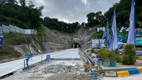 Dari kejauhan, terowongan ini tampak menyatu dengan lanskap perbukitan Samarinda. Dengan panjang 700 meter, lebar 10 meter, dan tinggi 5 meter, terowongan ini dirancang untuk mengurangi kemacetan di kawasan Gunung Manggah sekaligus meningkatkan keselamatan lalu lintas.