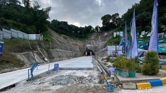 Terowongan Pertama di Kalimantan yang Hampir Rampung Pembangunan terowongan pertama di Kalimantan hampir rampung. Progresnya sudah 91 persen dan bakal diuji coba pada pertengahan 2025.
