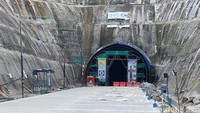 Sisi kanan memperlihatkan struktur penahan yang kokoh, dirancang untuk menahan tekanan tanah dan menjaga stabilitas terowongan. Sistem drainase juga telah disiapkan agar terhindar dari genangan air.