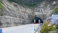 Pintu masuk Terowongan Samarinda berdiri megah di kaki Gunung Manggah. Lengkungan beton ini menjadi penanda awal dari proyek infrastruktur monumental yang dibangun sepenuhnya oleh tenaga lokal.