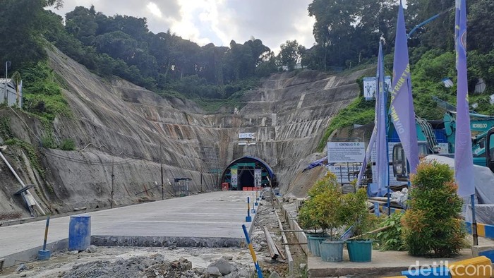 Pembangunan terowongan pertama di Kalimantan hampir rampung. Progresnya sudah 91 persen dan bakal diuji coba pada pertengahan 2025.