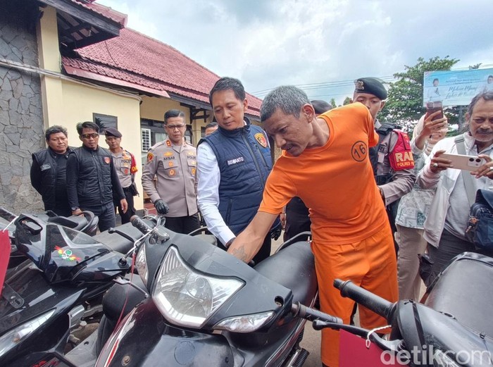 Tersangka pencurian 6 sepeda motor dihadirkan di Mapolres Purbalingga, Senin (14/4/2025).