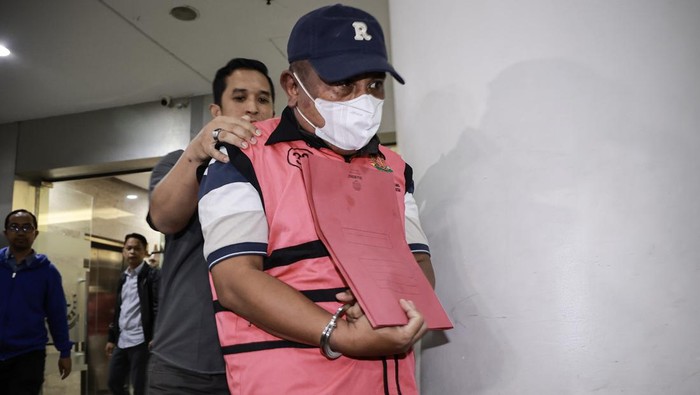 Tiga Hakim Pemberi Vonis Lepas Korupsi Migor Berbaju Tahanan Kejagung Tiga hakim PN Jakpus ditetapkan sebagai tersangka usai menerima suap demi memberikan vonis lepas kepada terdakwa korporasi kasus korupsi ekspor crude palm oil (CPO). Ketiganya ditahan di Rutan Salemba.