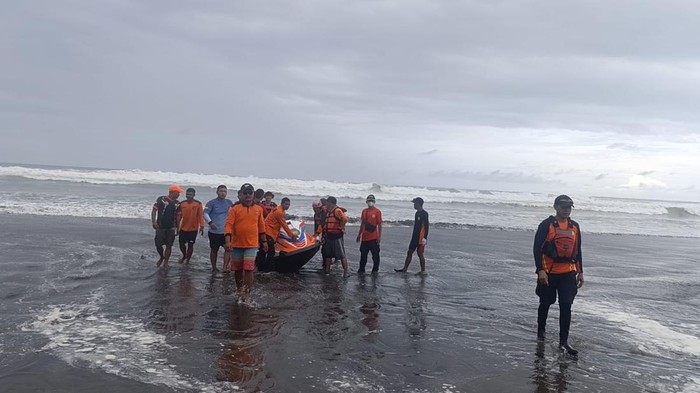 Tim SAR Gabungan saat mengevakuasi satu korban laka laut dengan kondisi meninggal dunia di Pantai Parangtritis, Bantul.