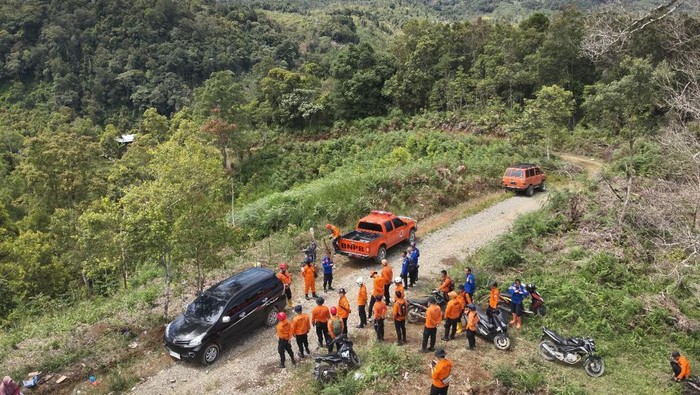 Tim SAR melakukan pencarian remaja hilang di hutam Kota Sungai Penuh, Jambi