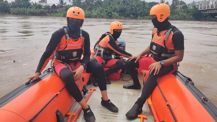 Tim SAR saat melakukan pencarian bocah yang diduga tenggelam di Sungai Komering.