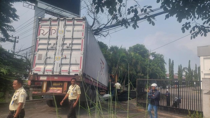 trailer nyungsep tabrak elf di pandaan pasuruan