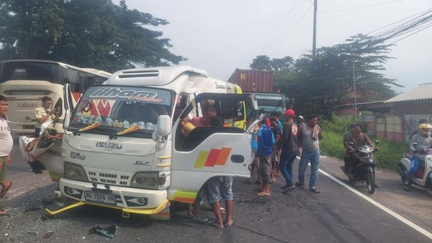 trailer nyungsep tabrak elf di pandaan pasuruan
