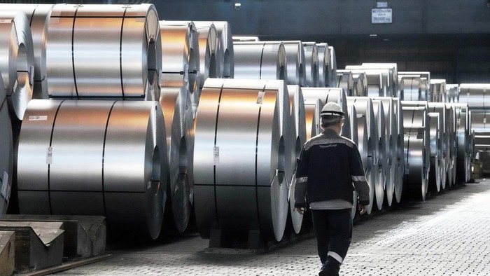 Trump Belum Puas! Dua Produk Impor Mau Dihajar Tarif Tinggi A steel worker walks beside steel coils during a visit of EU Commissioner for Prosperity and Industrial Strategy Stephane Sejourne at the Thyssenkrupp steelworks in Duisburg, Germany, after the EU Steel Action plan was presented, Thursday, March 20, 2025. (AP Photo/Martin Meissner)