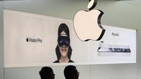 Trump menambahkan, untuk tarif produk elektronik seperti iPhone dan tablet masih dalam tahap diskusi dengan perusahaan-perusahaan. Namun, nampaknya ia bakal memberikan kelonggaran terkait tarif impor tersebut. (AP Photo/Andy Wong)  