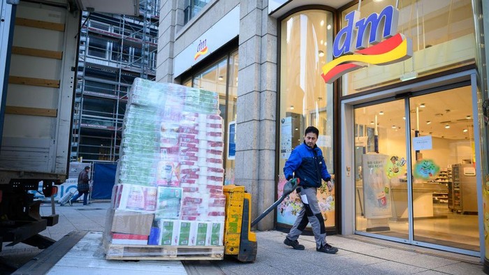 18 March 2020, Baden-Wuerttemberg, Stuttgart: A driver brings a pallet of toilet paper to a drugstore of the chain dm-drogerie markt. Due to the spread of the coronavirus, customers are currently buying more. Photo: Sebastian Gollnow/dpa (Photo by Sebastian Gollnow/picture alliance via Getty Images)
