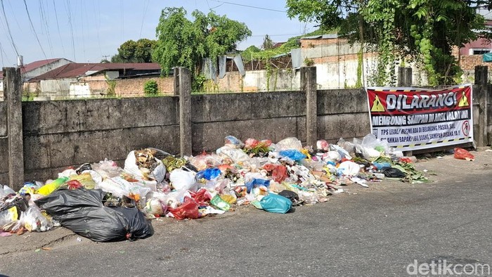 Tumpukan sampah di Jalan Hang Tuah, Pekanbaru. (Raja Adil Siregar/detikSumut)