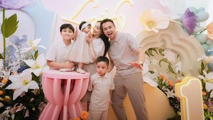 Dari momen adzan Raffi ke Lily sampai bonding keluarga, vibes-nya wholesome banget. Foto: Instagram: @raffinagita1717