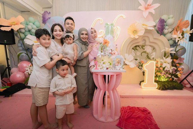 Lily putri angkat Raffi Ahmad dan Nagita Slavina baru saja berulang tahun yang pertama. Perayaan ulang tahunnya digelar meriah dengan dekorasi tema floral berwarna pastel. Foto: Instagram/@raffinagita1717