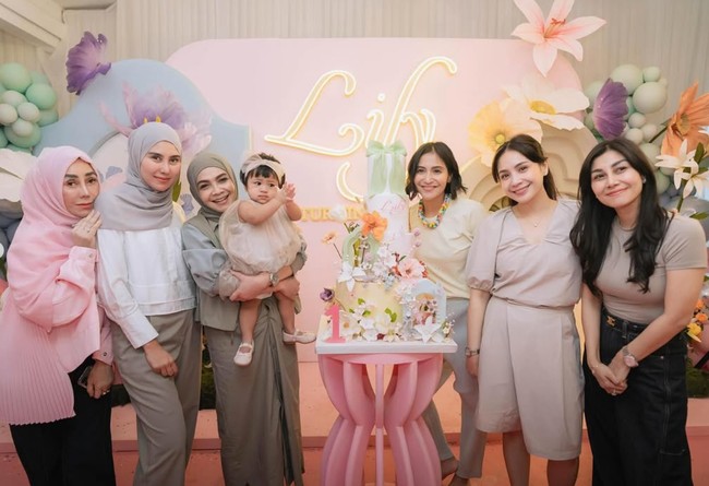 Ibunda Raffi dan Nagita, Amy Qanita dan Rieta Amilia terlihat turut hadir. tak hanya sang bunda, adik-adik Raffi dan Gigi juga ikut hadir meramaikan acara. Foto: Instagram/@raffinagita1717