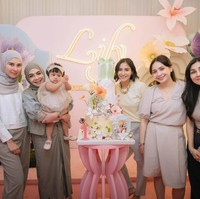 Ibunda Raffi dan Nagita, Amy Qanita dan Rieta Amilia terlihat turut hadir. tak hanya sang bunda, adik-adik Raffi dan Gigi juga ikut hadir meramaikan acara. Foto: Instagram/@raffinagita1717