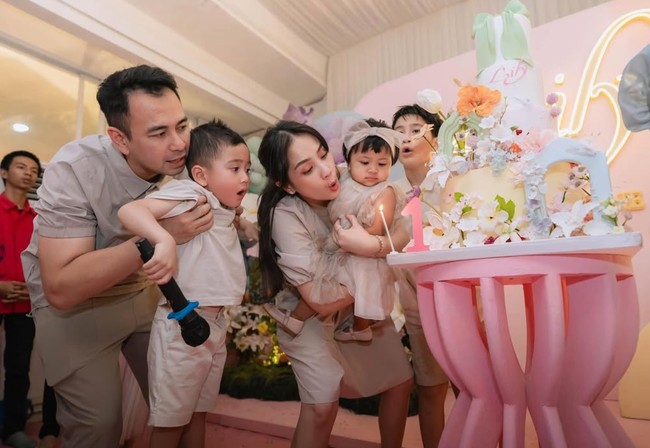 Raffi dan Nagita bersama ketiga anaknya terlihat tampil kompak kenakan busana berwarna coklat. Kelimanya pun tampak bersama-sama saat sesi tiup lilin. Foto: Instagram/@raffinagita1717