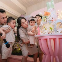 Raffi dan Nagita bersama ketiga anaknya terlihat tampil kompak kenakan busana berwarna coklat. Kelimanya pun tampak bersama-sama saat sesi tiup lilin. Foto: Instagram/@raffinagita1717