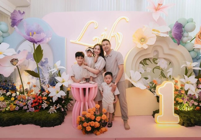 Kini sudah genap berusia 1 tahun, Lily terlihat imut mengenakan dress tulle lengkap dengan bandana berbentuk pita yang cukup besar di kepalanya. Foto: Instagram/@raffinagita1717