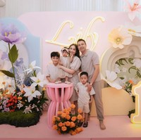 Kini sudah genap berusia 1 tahun, Lily terlihat imut mengenakan dress tulle lengkap dengan bandana berbentuk pita yang cukup besar di kepalanya. Foto: Instagram/@raffinagita1717