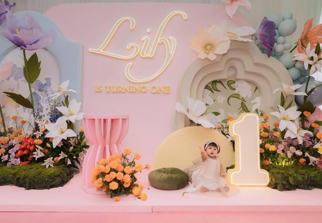 Siapa sangka jika outfit Lily di hari perayaan ulang tahunnya mencapai hampir Rp 30 juta. Serba Dior, untuk dress nya Lily mengenakan Metallic Pleated Tulle dengan harga sekitar Rp 17 juta.  Foto: Instagram/@raffinagita1717