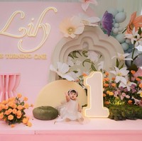 Siapa sangka jika outfit Lily di hari perayaan ulang tahunnya mencapai hampir Rp 30 juta. Serba Dior, untuk dress nya Lily mengenakan Metallic Pleated Tulle dengan harga sekitar Rp 17 juta.  Foto: Instagram/@raffinagita1717