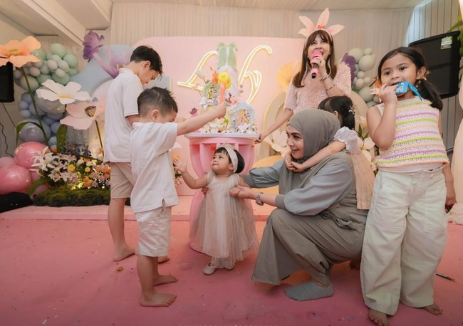 Melengkapi penampilannya Lily juga mengenakan sepasang sepatu balet dengan warna senada dari merek yang sama, Dior. Sepatunya itu diperkirakan berharga sekitar Rp 8 juta. Sementara untuk bandana bentuk pita yang dikenakannya dibanderol dengan harga Rp 3,5 juta. Foto: Instagram/@raffinagita1717