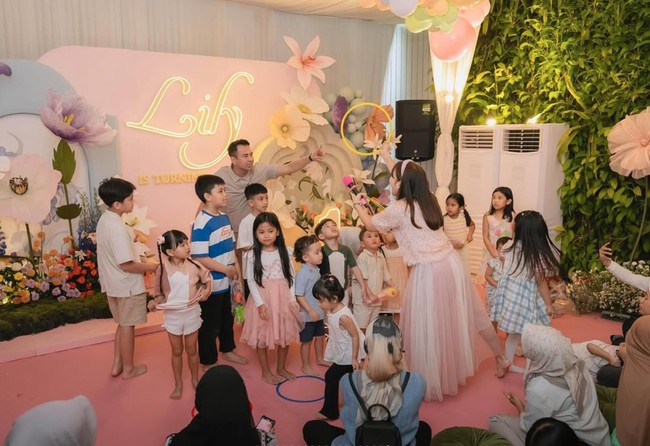 Meski acara hanya digelar di rumah Raffi dan Nagita, namun tetap terlihat meriah dengan dekorasi cantik berbentuk bunga warna-warni. Para tamu undangan juga tampak ikut menikmati beragam aktivitas yang sudah disiapkan. Foto: Instagram/@raffinagita1717