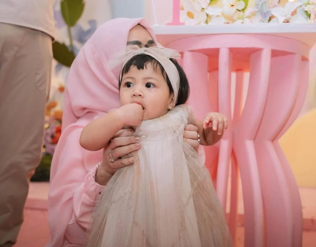 Tampil lengkap dengan poni pendeknya, Lily terlihat imut menggemaskan. Beberapa menyebut jika Lily memiliki kemiripan dengan Raffi Ahmad. Foto: Instagram/@raffinagita1717