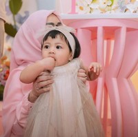 Tampil lengkap dengan poni pendeknya, Lily terlihat imut menggemaskan. Beberapa menyebut jika Lily memiliki kemiripan dengan Raffi Ahmad. Foto: Instagram/@raffinagita1717