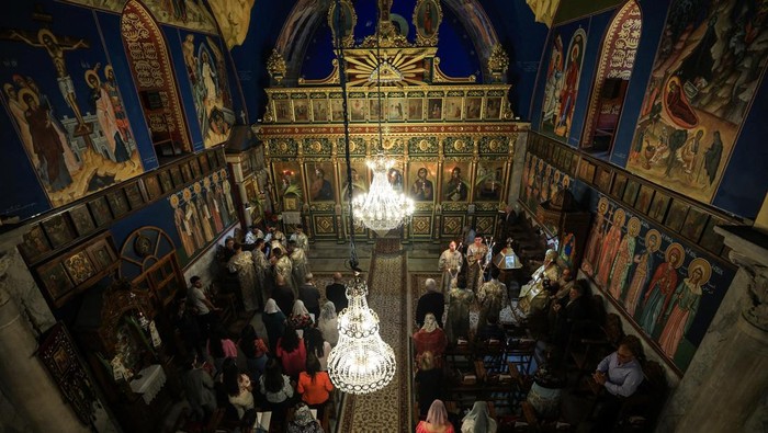 Palestinian Christians attend a Palm Sunday mass at the Greek Orthodox Saint Porphyrius Church, in Gaza City, April 13, 2025. REUTERS/Dawoud Abu Alkas