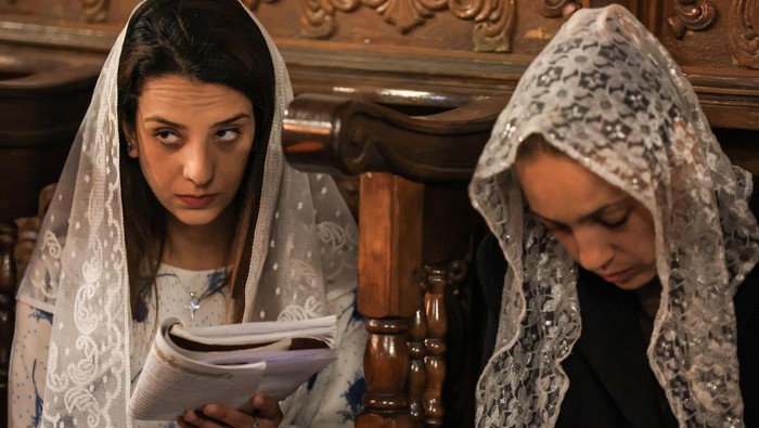 Umat Kristen Palestina Ibadah Misa Minggu Palma di Tengah Serangan Israel Palestinian Christians attend a Palm Sunday mass at the Greek Orthodox Saint Porphyrius Church, in Gaza City, April 13, 2025. REUTERS/Dawoud Abu Alkas