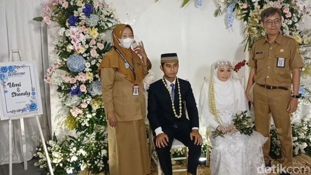 Pengantin pria bernama Shendy saat melangsungkan ijab kabul sambil tangannya dipasang infus karena terkena DBD di Sragen, Senin (14/4/2025).