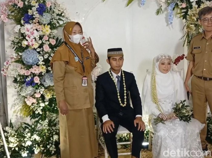 Pengantin pria bernama Shendy saat melangsungkan ijab kabul sambil tangannya dipasang infus karena terkena DBD di Sragen, Senin (14/4/2025).