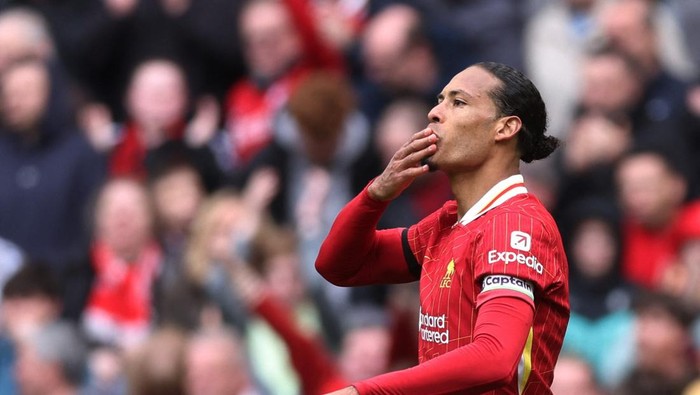Soccer Football - Premier League - Liverpool v West Ham United - Anfield, Liverpool, Britain - April 13, 2025 Liverpools Virgil van Dijk celebrates scoring their second goal REUTERS/David Klein EDITORIAL USE ONLY. NO USE WITH UNAUTHORIZED AUDIO, VIDEO, DATA, FIXTURE LISTS, CLUB/LEAGUE LOGOS OR LIVE SERVICES. ONLINE IN-MATCH USE LIMITED TO 120 IMAGES, NO VIDEO EMULATION. NO USE IN BETTING, GAMES OR SINGLE CLUB/LEAGUE/PLAYER PUBLICATIONS. PLEASE CONTACT YOUR ACCOUNT REPRESENTATIVE FOR FURTHER DETAILS..