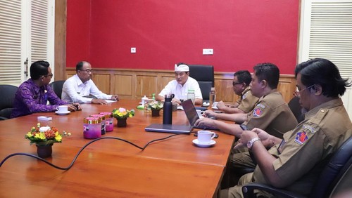 Wakil Bupati Buleleng Gede Supriatna saat bertemu Disdikpora dan Dewan Pendidikan Buleleng, Senin (14/4/2025). (Foto: Dok. Pemkab Buleleng)