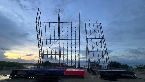 Progres pembangunan wall panjat tebing untuk kejuaraan dunia yang akan diselenggarakan di Peninsula Island, Nusa Dua, Badung pada 2-4 Mei 2025.