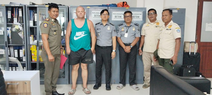 Warga Amerika Serikat (AS) bernama Brett Ronald Makovich diamankan petugas Satpol PP Kabupaten Badung, Senin (14/4/2025). (Foto: Dok. Satpol PP Badung)