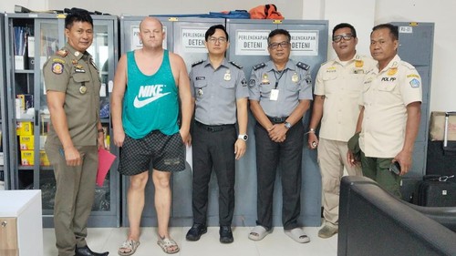 Warga Amerika Serikat (AS) bernama Brett Ronald Makovich diamankan petugas Satpol PP Kabupaten Badung, Senin (14/4/2025). (Foto: Dok. Satpol PP Badung)