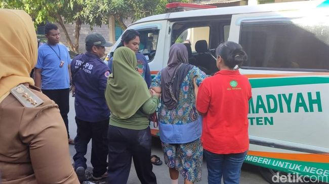 Warga Gantiwarno, Klaten, diare dan mual diduga keracunan makanan usai acara wayangan