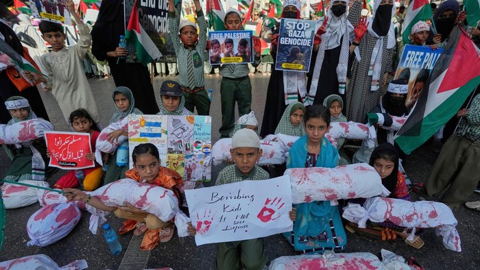 Supporters of the Pakistani religious group 