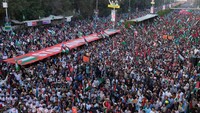Ribuan warga ikut serta dalam unjuk rasa menentang serangan udara Israel di Karachi, Pakistan, Minggu (13/4/2025).  