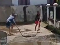 Warga Palembang Temukan Ular 3 Meter Usai Hujan Lebat