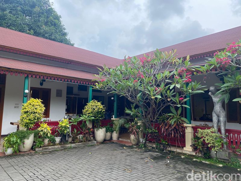 warung saco menawarkan makanan khas Betawi yang nikmat