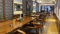 Restoran ini menawarkan konsep ala rumah kebaya yang merupakan ciri khas adat Betawi. Perpaduan warna hijau emerald, putih, dan unsur kayu pada furniturnya memang ciri khas Betawi. Foto: detikFood/Yenny Mustika Sari