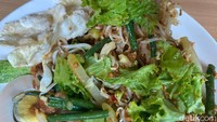Pelengkap gado-gado ini ditambahkan setengah butir telur rebus, emping, dan sambal. Untuk bumbu kacangnya disiramkan langsung ke atas sayuran, tipenya bukan yang halus jadi masih dapat merasakan tekstur dari kacang tanahnya. Foto: detikFood/Yenny Mustika Sari