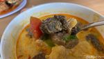 Bisa Kumpul Keluarga dan Makan Soto Betawi Merah di Resto Ini