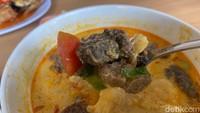 Soto Betawi di sini cukup nikmat, tapi kuahnya tak begitu kental dan agak merah. Potongan dagingnya empuk, parunya juga tak amis. Foto: detikFood/Yenny Mustika Sari