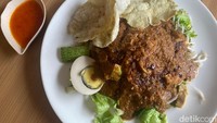 Gado-gado (Rp 30.000) juga dapat dinikmati sebagai makan tengah. Isi gado-gadonya sudah agak modern dengan isian selada,  taoge, kacang panjang, mentimun, labu siam, dan kol. Foto: detikFood/Yenny Mustika Sari