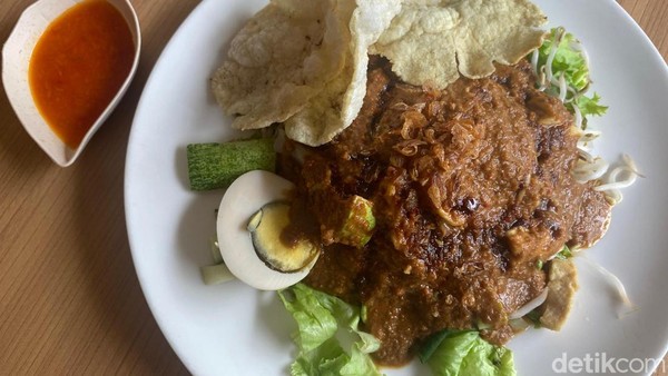 Bisa Kumpul Keluarga dan Makan Soto Betawi Merah di Resto Ini